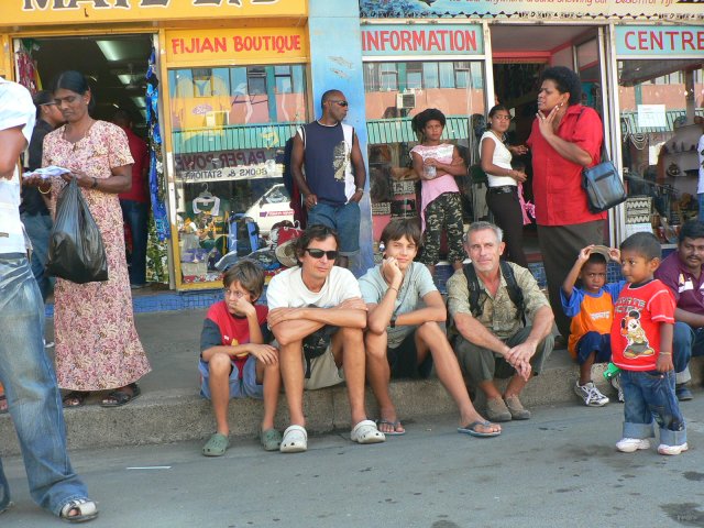56- Les touristes attendent la parade 